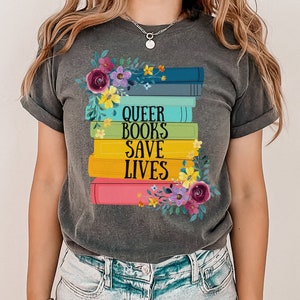 Chemise Bookish Pride, T-shirt Queer Books Save Lives, T-shirt Anti Book Ban, T-shirt Queer Pride Month, Lire des livres interdits, T-shirt Lire des livres gays