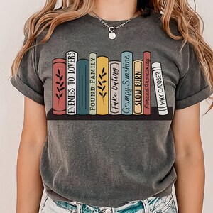 Romance Tropes Spicy Books Camicia, Spicy Romance T-Shirt, Spicy Books Tee, Regali per i lettori Bookclub, Dark Romance Lover, Smut Lovers Gift