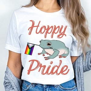 Hoppy Pride Month Rainbow Flag Cute Frog Camiseta, Trans Pride Gay Rights Tee, Regalo divertido LGBTQ para lesbianas, no binarias, Ace, Bi Friend