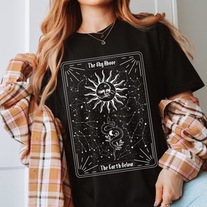 Cartão de tarô celestial signos do zodíaco conforto cores camiseta gráfica, camiseta com citação de lua e estrelas, presente de camiseta de cobra gótica mística bruxa