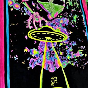 Alternatives Poster futuristisches ufo alien fluoreszierende Galaxie hoch Amsterdam