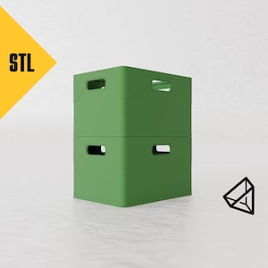 Op de afbeelding: Twee groene plastic opbergdozen die op elkaar gestapeld zijn. De dozen hebben handvatten aan de zijkanten en zijn gemaakt van duurzaam materiaal.