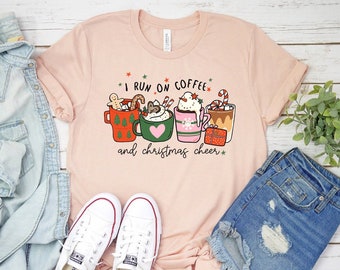 Ik ren op koffie en kerst Cheer T-shirt, kerst familie shirt, kerstcadeau, koffie liefhebber top, koffie shirt, vakantie tee, vrouwen cadeau