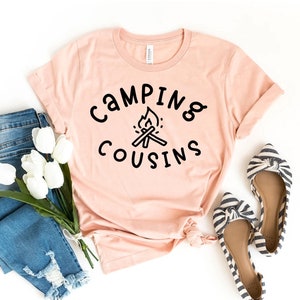 Camiseta Camping Cousin, camisa Happy Road Trip, camiseta Camper, camiseta Cousin Crew, regalo de verano, camisa de fogata, camisas de vacaciones, regalo al aire libre