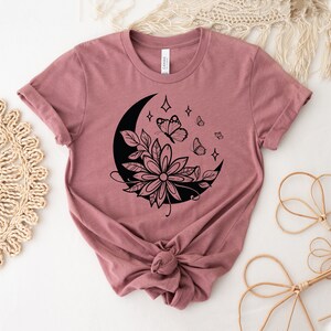 Camiseta floral de mariposa lunar, camisa amante de la naturaleza, top espiritual, regalo para amantes de las plantas, camisa de flores silvestres, camiseta de flores, camisas de noche florales