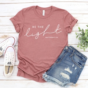 Camiseta Be The Light, camiseta de Año Nuevo, camiseta de Jesús, top de Cristo, regalos religiosos, camiseta de fe, camiseta cristiana, camiseta con versículo bíblico, camisas de Dios