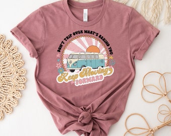 Camiseta Sigue avanzando, No tropieces con lo que hay detrás de ti, Camiseta de viaje, Regalo de vacaciones, Camisetas positivas, Camiseta de inspiración