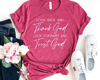 Schau zurück und danke Gott, schau nach vorne und vertraue Gott T-Shirt, Jesus Liebhaber Geschenk, Girl Power T-Shirt, Freiheit Top, Inspiration Shirt, Mama T-Shirt