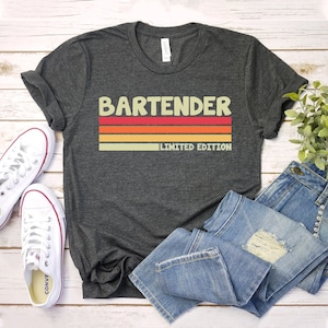 Camiseta de edição limitada de bartender, camisa de aniversário, presente de aniversário engraçado, camiseta feminina, top de bartender, camisa de festa de edição limitada, camiseta de mãe imagem 1