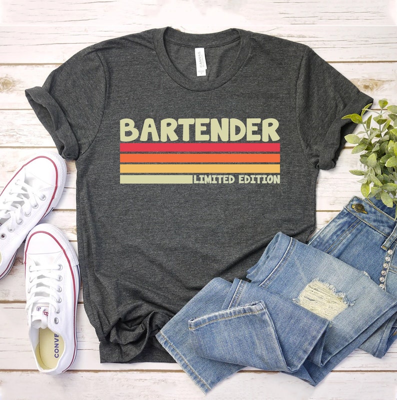 Camiseta de edição limitada de bartender, camisa de aniversário, presente de aniversário engraçado, camiseta feminina, top de bartender, camisa de festa de edição limitada, camiseta de mãe imagem 1