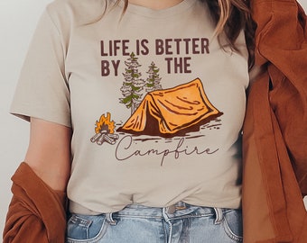 Koszulka Life Is Better By The Campfire, koszulka Happy Camper, prezent na rodzinne wakacje, koszulka kempingowa, koszulka dla miłośników kempingu, koszulka kempingowa, koszulka przygodowa