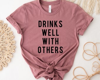 Koszulka Drinks Well With Others, Koszulka do picia w ciągu dnia, Prezent na imprezę alkoholową, Top do picia, Koszulka weekendowa, Koszulki na imprezę alkoholową, Prezent na koktajl