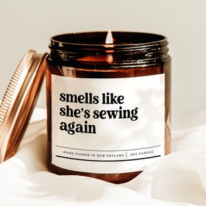 Smells Like She&#39;s Sewing Again Candle, Sewing Hobby Candle, Funny Sewer Gift, Sewing Studio Decor, Birthday Gift Idea, Sewing Time Candle