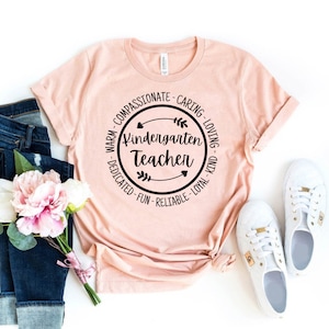 Kindergärtnerin T-Shirt, buntes Regenbogen-Shirt, Lehrer-Geschenk, glücklicher erster Schultag, Kinder Crew-T-Shirt, Lehrer-T-Shirt
