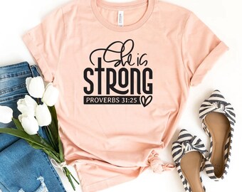 Ela é forte camiseta, camisa cristã, camiseta religiosa, top de fé, presente de aniversário de filha, camisas femininas, presente de poder feminino, top motivacional