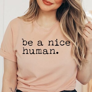 素敵な人間になる T シャツ、かわいい女性用シャツ、ブランチ T シャツ、素敵なトップ、インスピレーションを与えるシャツ、やる気を起こさせるギフト、親切なトップ、女性用シャツ