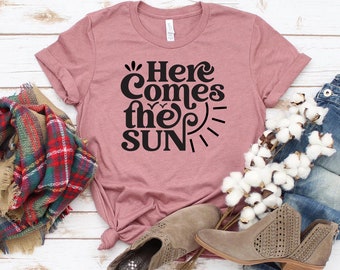 Aquí viene la camiseta del sol, camisa de verano divertida, camiseta de vacaciones en la playa, regalo de vacaciones de verano, camisa de playa, top de verano retro, camisas de mujer