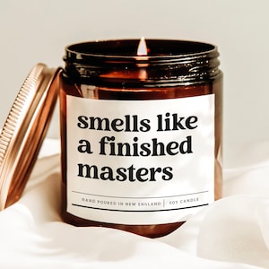 Riecht wie eine fertige Masters-Kerze, ein Masters-Abschluss-Geschenk, eine Abschlusskerze, ein College-Abschluss-Geschenk, ein PHD-Abschluss-Geschenk, eine duftende Kerze