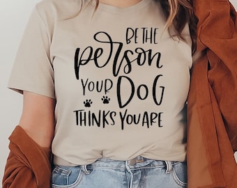 Sé la persona que tu perro cree que eres Camiseta para perros, Camiseta para amantes de los perros, Camiseta divertida para perros, Camiseta para amantes de las patas, Regalo de Navidad, Camiseta de adopción