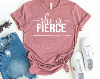 Camiseta She İs Fierce, camisa inspiradora, camiseta Girl Power, blusa feminista, presente para mulheres fortes, camiseta empoderada, camisas femininas, camisas Girl Boss