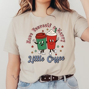 Haben Sie ein frohes kleines Kaffee-T-Shirt, Weihnachtshemd, Feiertags-T-Stück, Schneeflocken-Hemd, Weihnachtskaffeegeschenk, frohe Weihnachten Hemd
