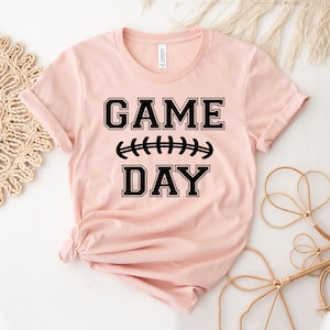 ゲームデー T シャツ、ビデオゲーム シャツ、サッカー ゲーム トップ、スポーツ T シャツ、かわいいママへのギフト、ママ シャツ、スポーツ T シャツ、コラージュ シャツ、フットボール シーズン トップ