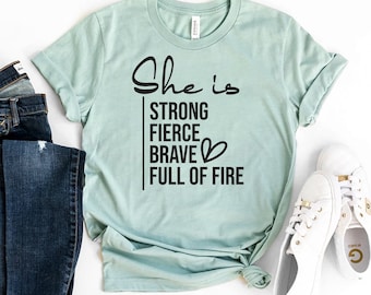 Ela é feroz, forte, corajosa e cheia de fogo, camiseta cristã, camiseta religiosa, top empoderado, camisas femininas, presente de poder feminino, camisa de mãe