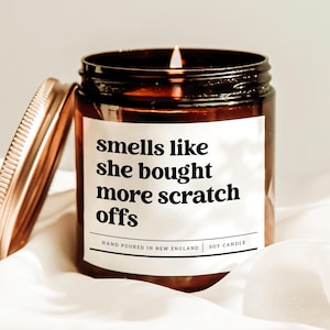 Świeca zdrapkowa Smells Likes She Bought More, prezent na loterię, prezent w postaci zdrapki, świeca z prezentem dla hazardzisty, prezent dla miłośnika loterii, prezent dla najlepszego przyjaciela
