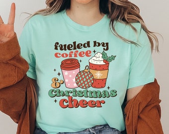 Gevoed door koffie en kerst Cheer T-shirt, vrolijk kerstshirt, koffieliefhebber kerstshirt, vakantieshirt, drinkt-shirt, kerstcadeau