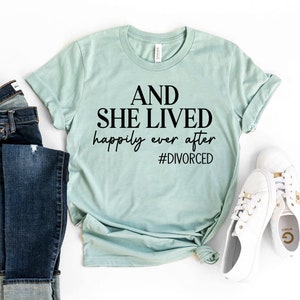 Und sie lebte glücklich bis an ihr Lebensende, geschiedenes T-Shirt, Scheidungs-T-Shirt, Scheidungsparty-T-Shirt, Weihnachtsgeschenk, frisch geschiedenes Hemd, Girl-Power-Shirt