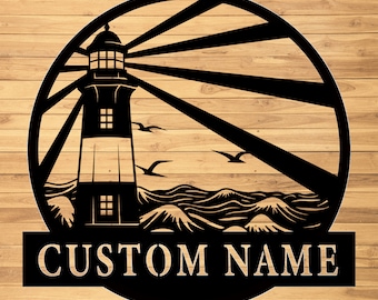 Könnte beinhalten: Schwarze Metallsilhouette eines Leuchtturms mit Sonnenstrahlen und Wellen, mit dem Text "CUSTOM NAME" darunter.