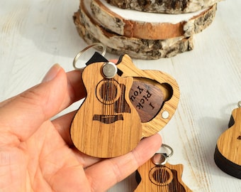 Wooden keychain guitar with pick, personalized guitar pick keyring, guitar pick case keyring, wooden engraved keychain gift, guitarist gift