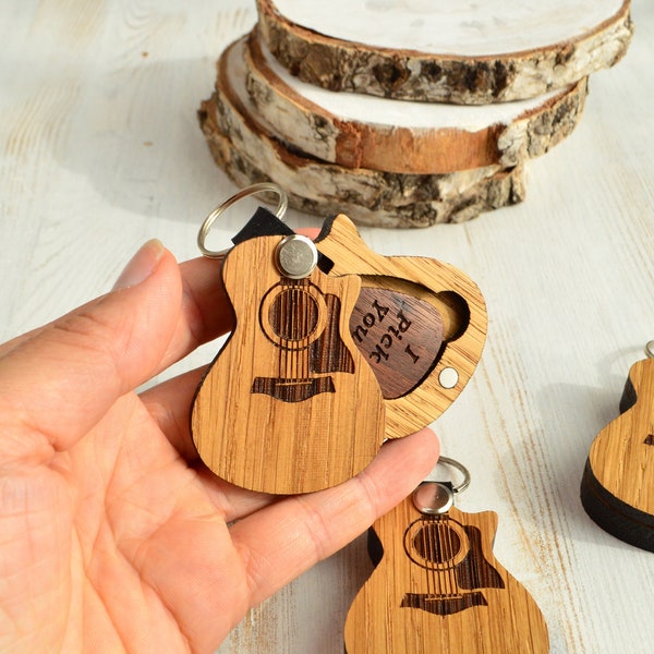 Wooden keychain guitar with pick, personalized guitar pick keyring, guitar pick case keyring, wooden engraved keychain gift, guitarist gift