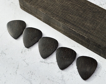 Médiator de guitare gravé en chêne des marais, cadeau personnalisé en bois exotique fait main