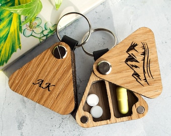 Personalisierter Pillenhalter aus Holz als Schlüsselanhänger: Schlüsselanhänger mit Gravur für Pille und Medizin