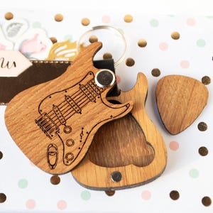 Guitar Pick Keychain - Personalized Musician Gift, Engraved Electric Guitar Surprise