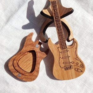 Guitar picks box with oak guitar pick for guitar player gift, wooden guitar pick holder for birthday gift, Fathers day guitar picks gift
