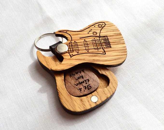 Schlüsselanhänger Gitarre mit Plektrum personalisierte Geschenk für Gitarrist, gravierte Schlüsselanhänger Musiker Geschenk, Plektrum Geschenk für Gitarrist