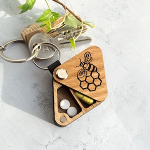 Pilulier quotidien de poche, porte-clés, organisateur de vitamines, porte-pilules de voyage personnalisé gravé abeille, cadeau pour maman ou papa