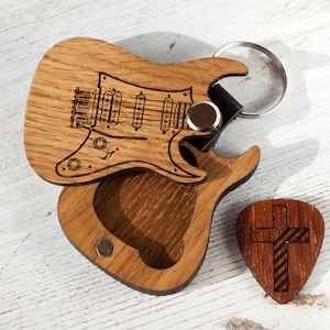 E-Gitarre Schlüsselanhänger mit Plektrum und eingraviertem Gitarrendesign - ein einzigartiges Geschenk für Musiker und Rockliebhaber