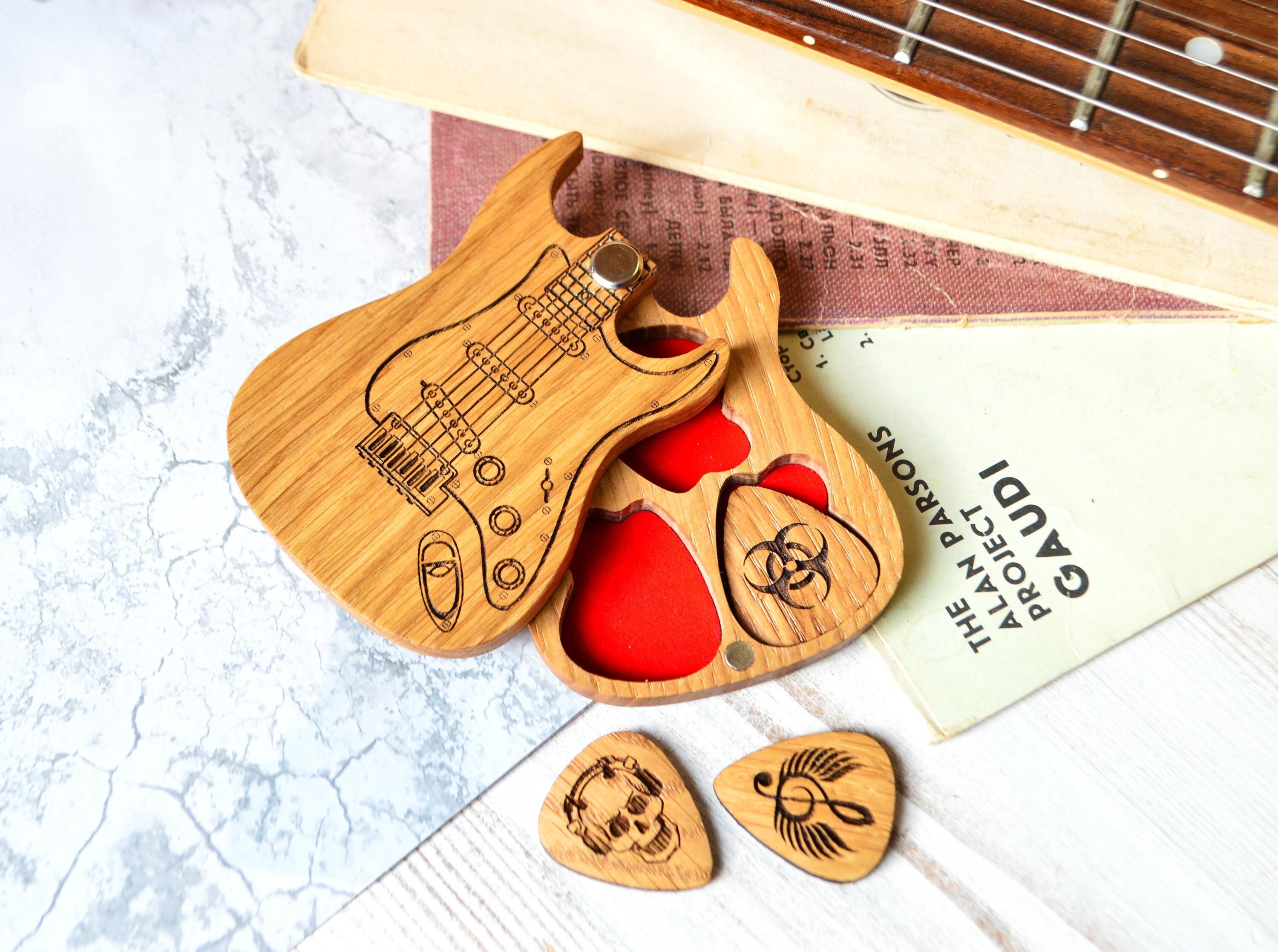 Boîte à Médiators En Bois Avec 3 Médiators Personnalisables - Cadeau Pour Guitariste - Gravure Possible