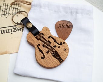 Porte-clés guitare gravé : médiator en chêne personnalisé, cadeau musicien