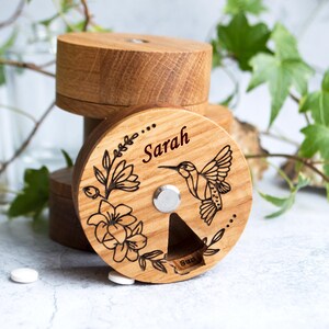 Petite boîte à pilules hebdomadaire gravée sur mesure, 7 jours en bois, boîte à pilules pour rangement, cadeau personnalisé pour grand-mère