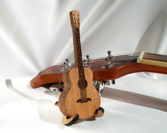 Boîte de médiators en chêne avec support : cadeau de musique personnalisé pour guitariste