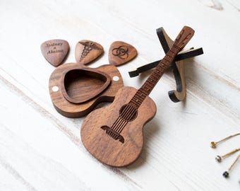 Support de médiator personnalisé en noyer : cadeau de musicien gravé