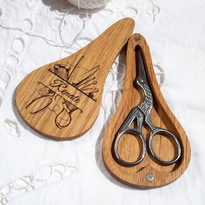 Gepersonaliseerde borduurschaarkoffer, houten naaischaarhouder, cadeau voor borduurster, kruissteekaccessoires