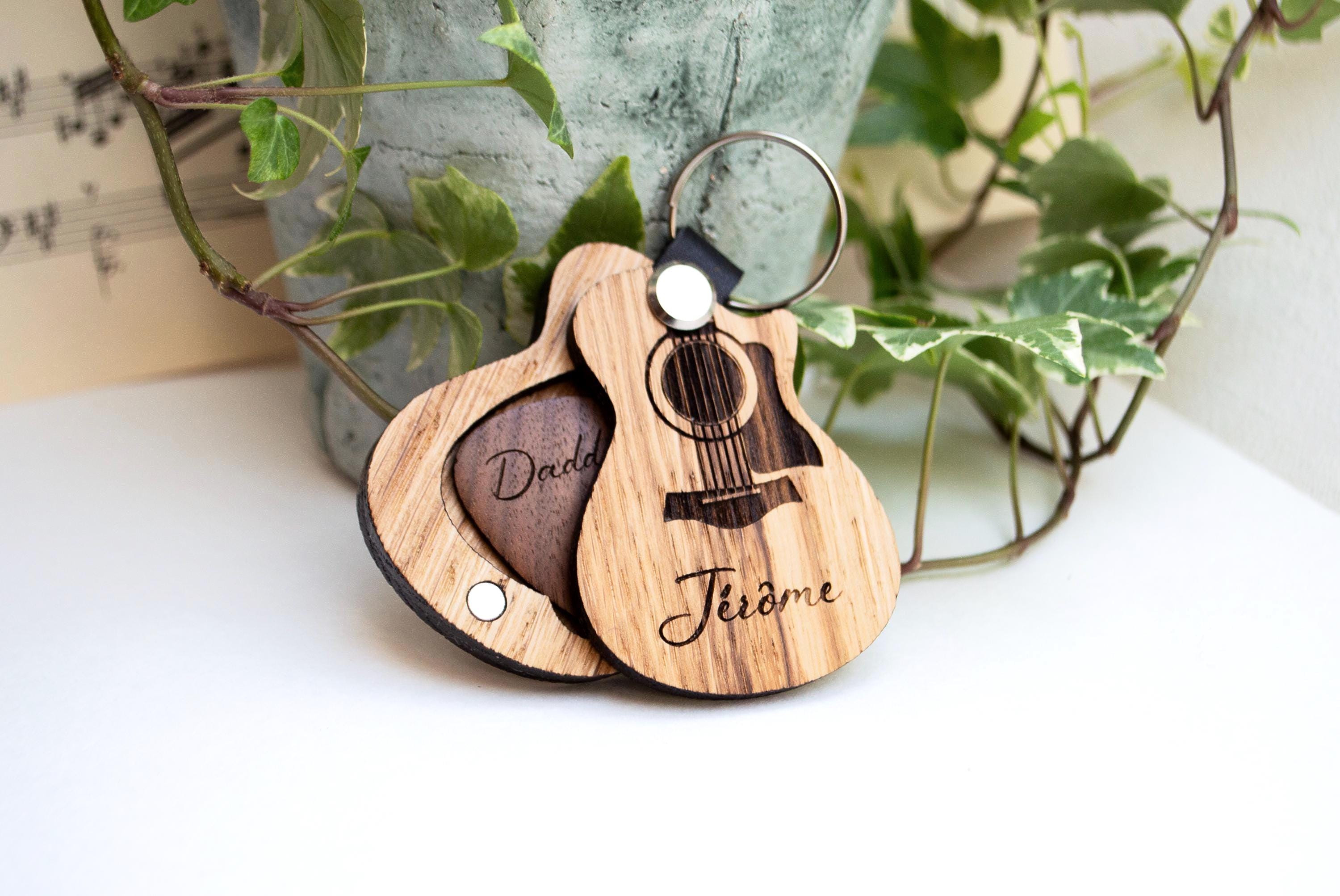 Wanapix | Llavero Personalizado Con Púa De Guitarra | Regalo Original Para Guitarristas, Músicos O Bandas | Ideal Para Cumpleaños O San Valentín