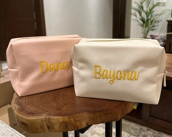 Borsa per trucco personalizzata con ricamo con nome personalizzato Borsa per kit cosmetici da toilette impermeabile in pelle Saffiano portatile per donna