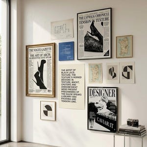 Peut inclure: Une composition murale de cadres et d'impressions artistiques. On y trouve des couvertures de magazines de mode, des plans architecturaux et des motifs abstraits. La palette de couleurs est principalement noire, blanche et dor&eacute;e, pour une esth&eacute;tique moderne.