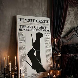 Peut inclure: Une grande toile imprim&eacute;e du journal "The Vogue Gazette" avec le titre "The Art of Arch: Silhouettes That Speak" repr&eacute;sentant une silhouette de talon aiguille noir. La pi&egrave;ce est d&eacute;cor&eacute;e de bougies et de rideaux en velours fonc&eacute;.